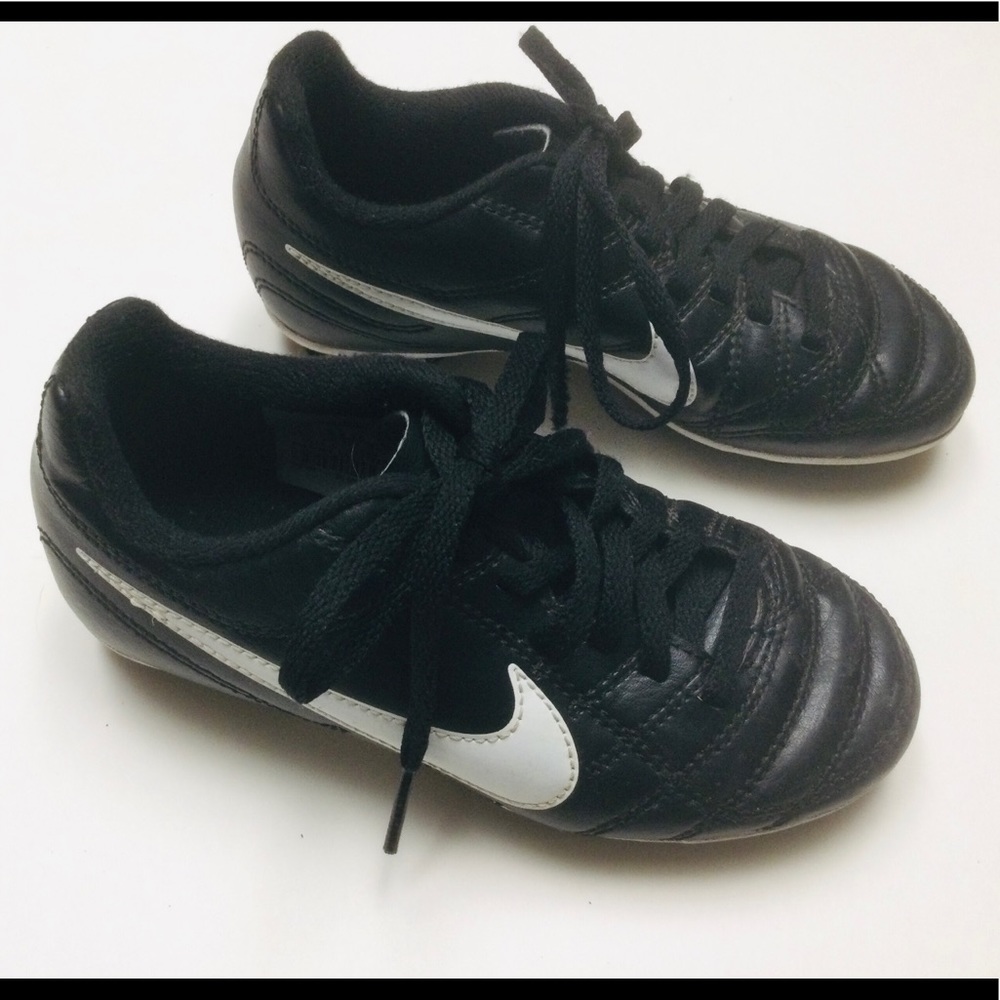 ⚽️ NIKE - OUTDOOR - BLACK & WHITE - SOCCER CLEATS ⚽️
